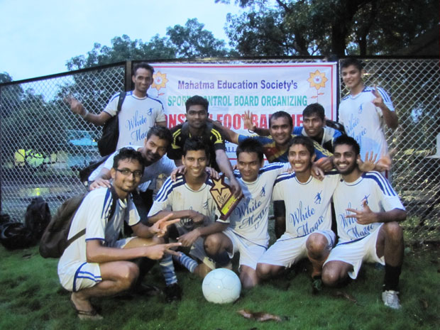 Winner of Monsoon Fiesta-2013 - White Magic –Vashi with winner’s trophy