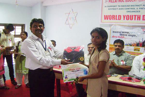 Women Champion Sapna Sakare receiving the prize from the District Programme Officer